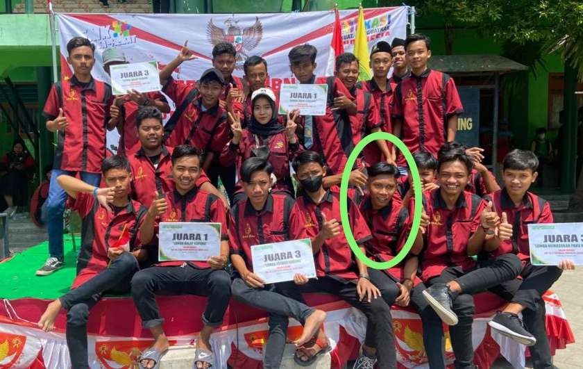 Keterangan Foto : Mendiang Ahmad Fajar Dimas saat bersama teman-temannya di SMK NU 2 Kedungpring. (Foto: Dokumentasi SMK NU 2 Kedungpring)