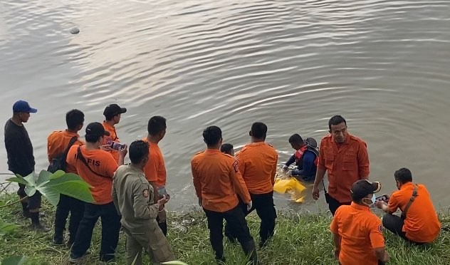 Penemuan jasad pria tenggelam di Sungai Wonokromo, Surabaya. (Foto: Andhi Dwi/Ngopibareng.id)