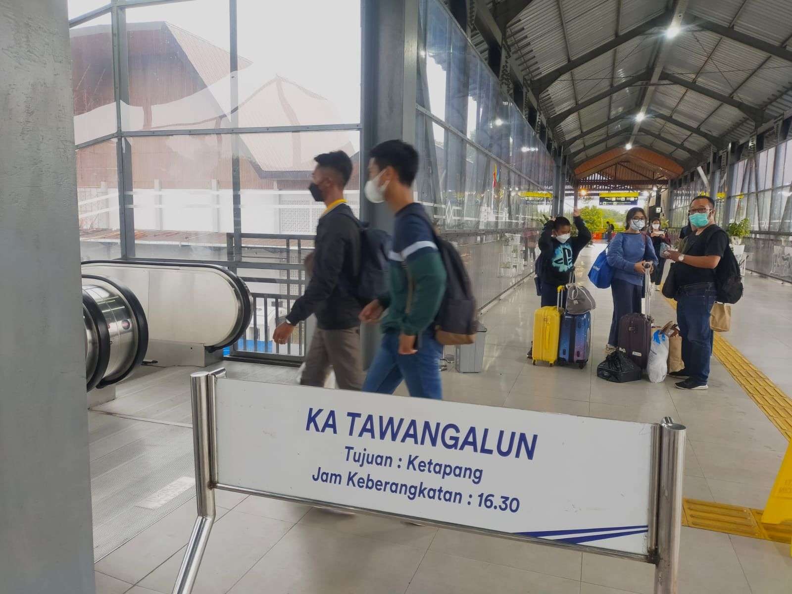 Penumpang kereta api di Stasiun Kota Baru, Malang. (Foto: Dok. PT KAI)