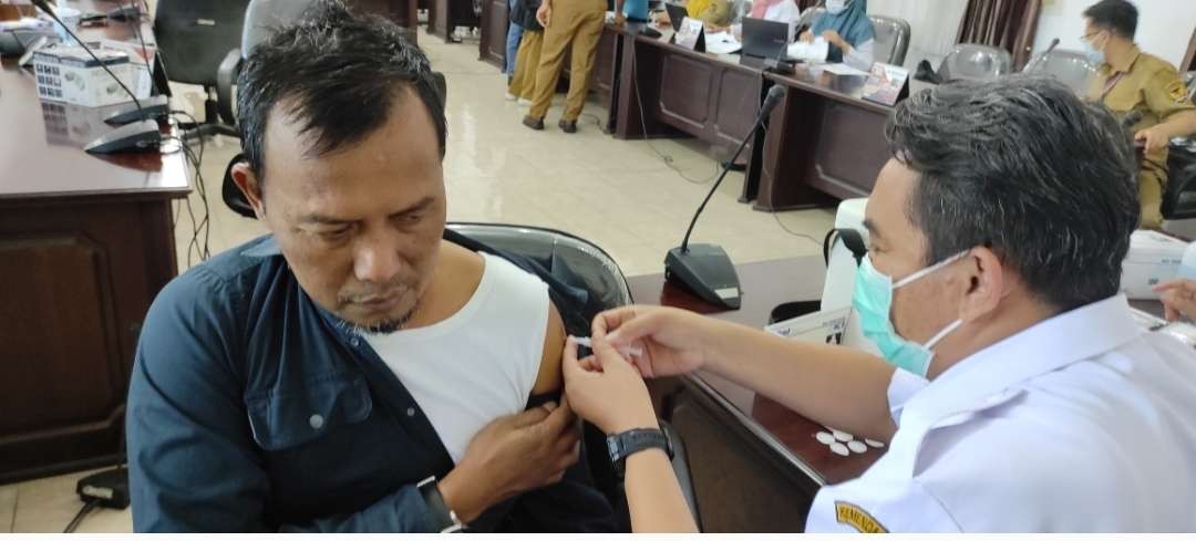 Anggota DPRD Kota Kediri, Kholifi Yunon vaksin booster kedua. (Foto: Fendi Lesmana /Ngopibareng.id)
