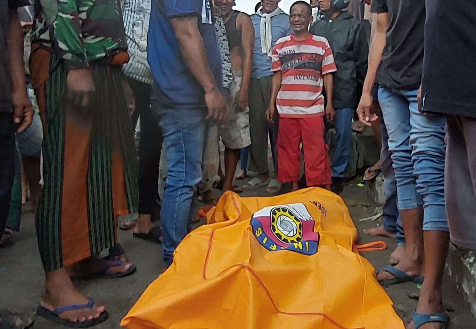 Warga mengerubuti kantung jenazah korban tertabrak kereta api di Desa Pesisir, Kecamatan Sumberasih, Kabupaten Probolinggo. (Foto: Ikhsan Mahmudi/Ngopibareng.id)