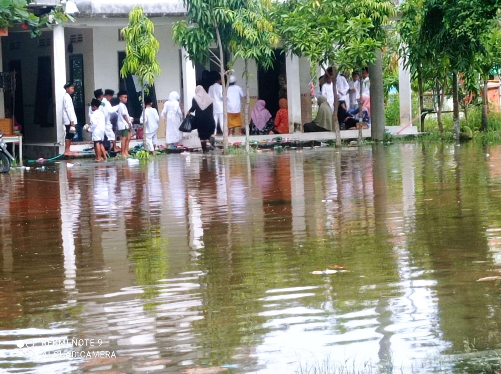 Akibat banjir kegiatan pembelajaran MI di Kecamatan Kalitengah dipindahkan ke rumah warga. (Foto: Istimewa)