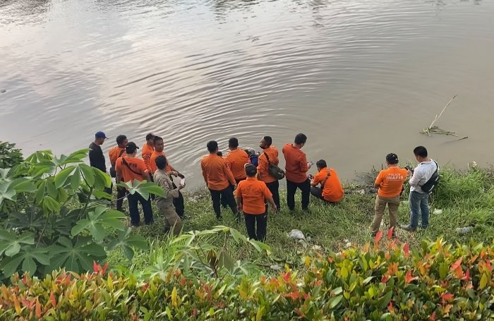 BPBD Surabaya imbau warga jauhi sungai. (Foto: Andhi Dwi/Ngopibareng.id)