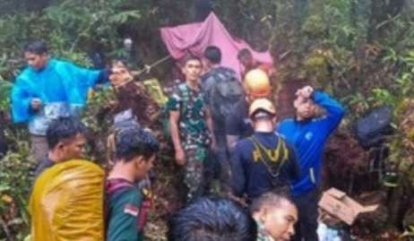 Tim evakuasi jalur darat sudah  bersama korban yang berada di tengah hutan belantara dan belum pernah dimasuki manusia (Foto: Dok Humas Polri)