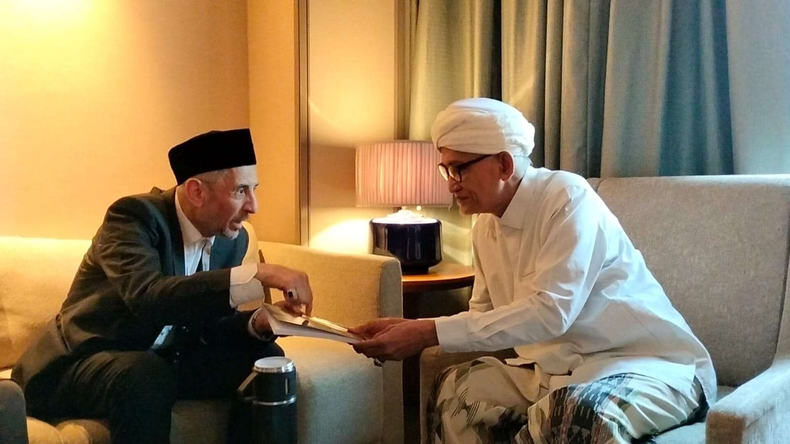 Syaikh Muhammad Tulis Al-Buthy bersama Rais Aam PBNU KH Miftachul Akhyar. (Foto:adi/ngopibareng.id)