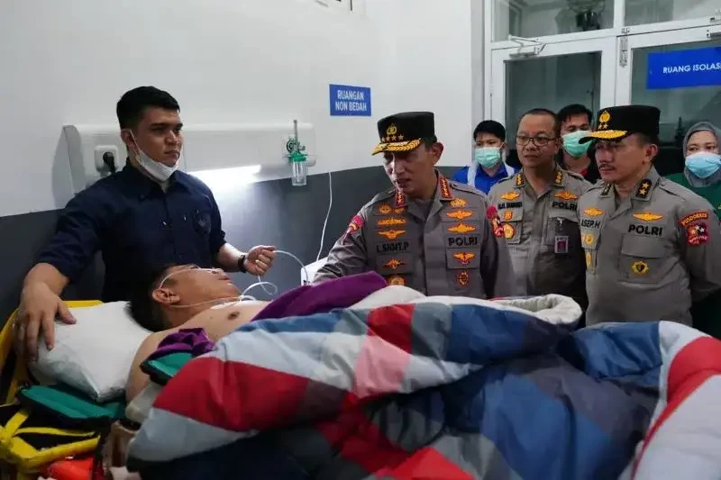 Kapolri Jenderal Pol. Listyo Sigit Prabowo menjenguk Kapolda Jambi Irjen Pol Rusdi Hartono dan enam orang rekannya di Rumah Sakit Bhayangkara Jambi usai dievakuasi dari Bukit Tamiaji, Kerinci. (Foto: Ant)