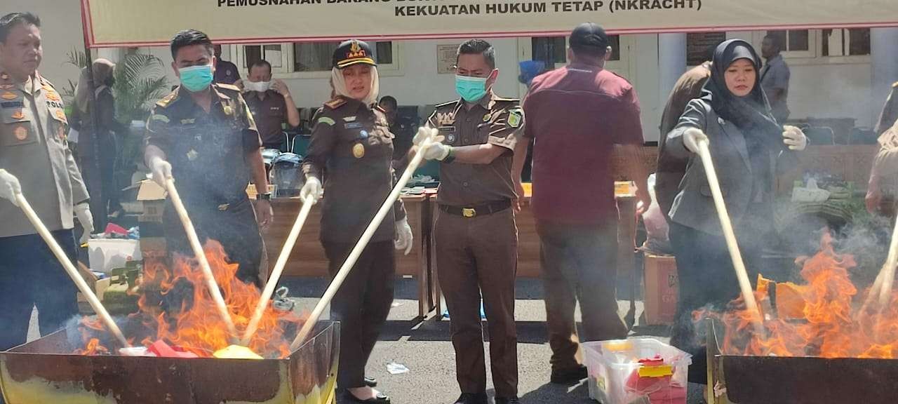 Kejaksaan Negeri Kota Kediri memusnahkan sabu-sabu senilai Rp3 miliar. (Foto: Fendi Lesmana/Ngopibareng.id)