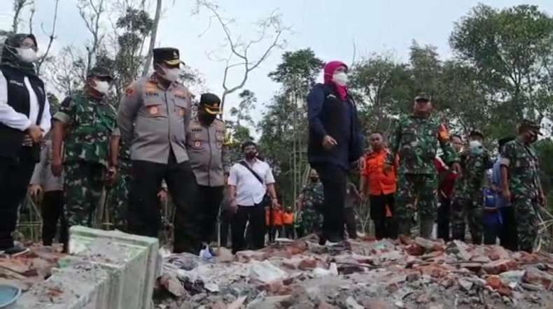 Gubernur Khofifah didampingi Kapolda Jatim dan Pangdam V/Brawijaya tinjau lokasi ledakan petasan di Blitar. (Foto: Ant)