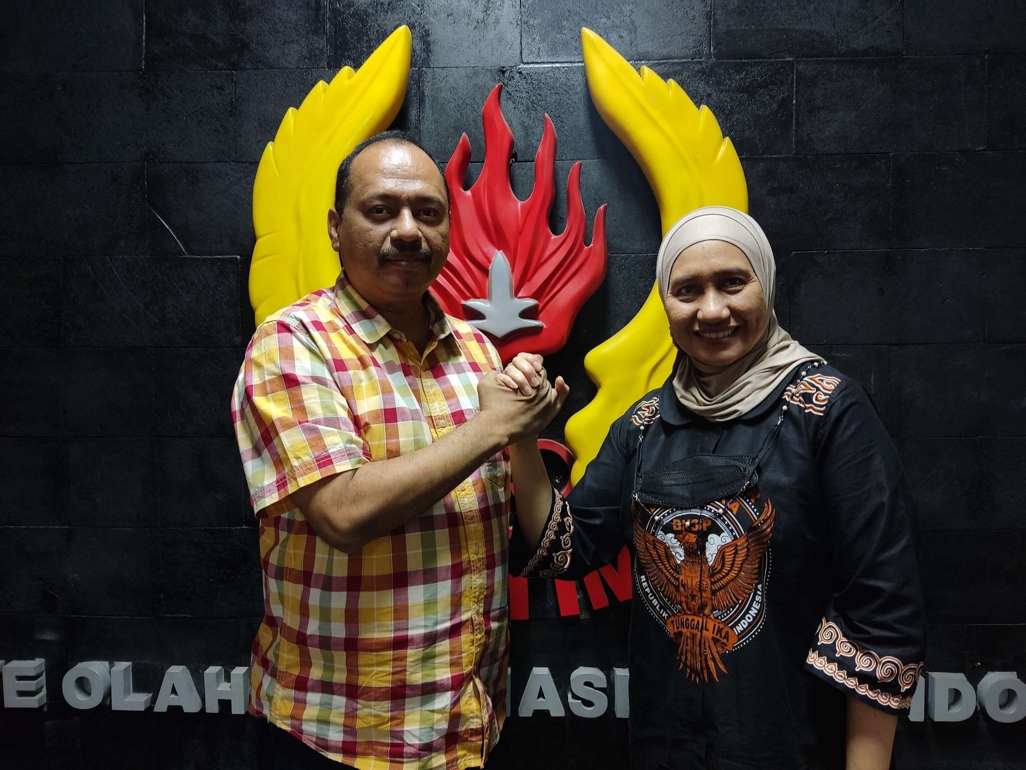 Ketua KONI Jatim, M Nabil bersama Koordinator Tim Psikologi Dr Nurul Indah Susanti. (Foto: Fariz Yarbo/Ngopibareng.id)