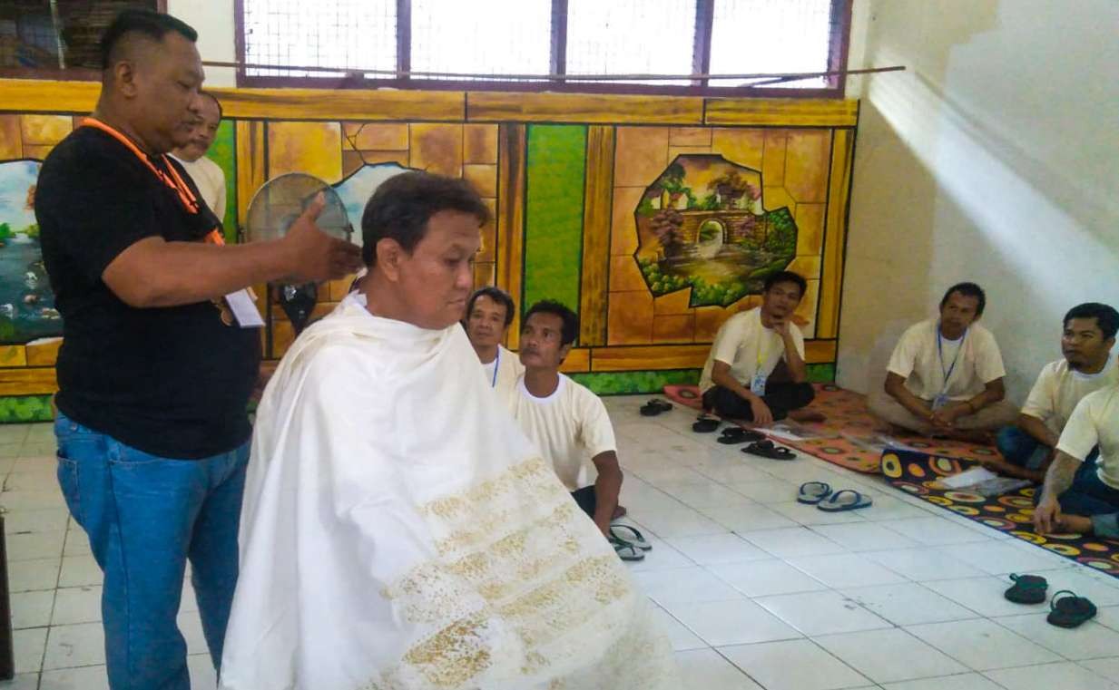 Pelatihan hairstyle ala barbershop di lapas Porong, Jawa Timur. (Foto: Aini Arifin/Ngopibareng.id)