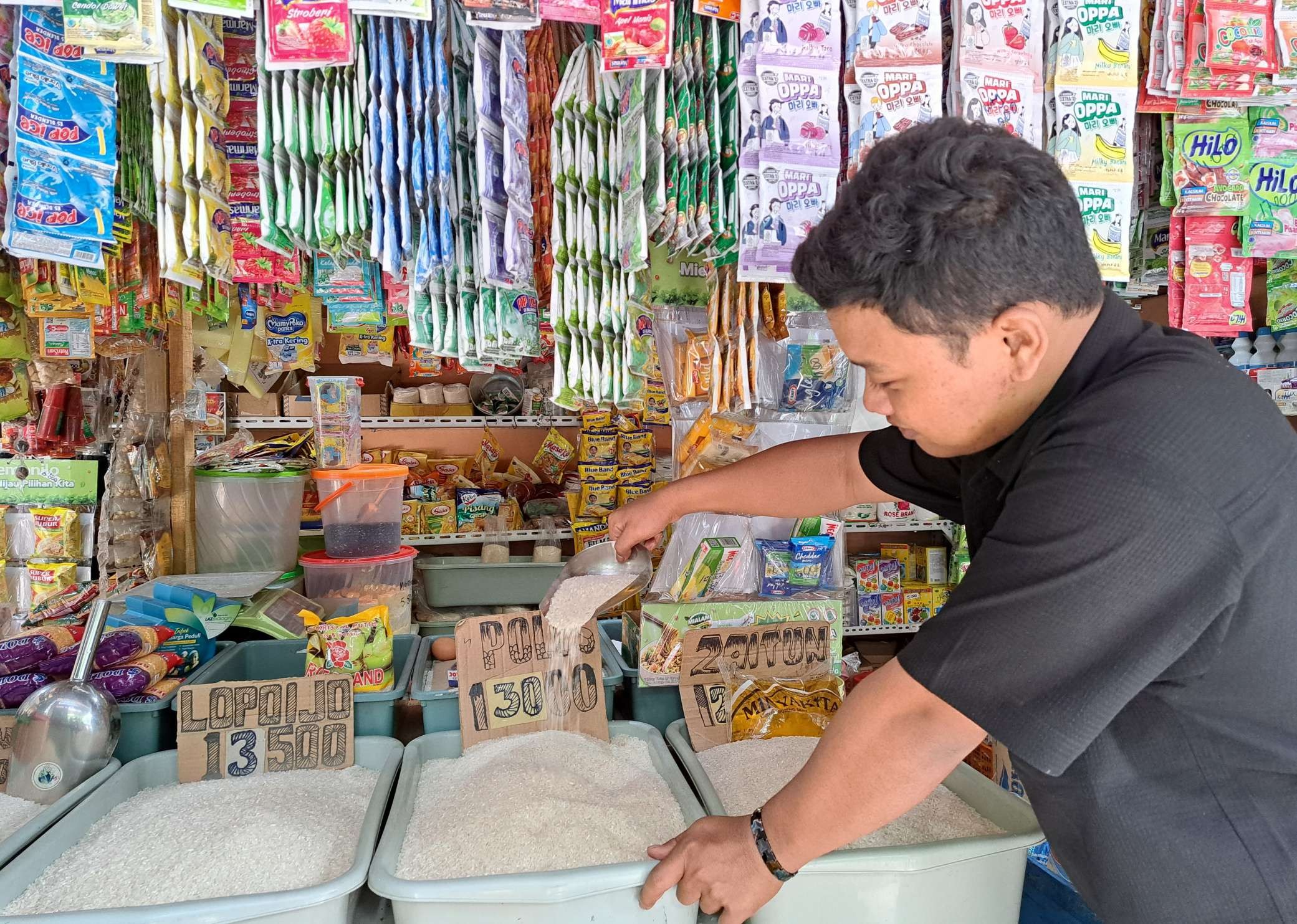 Salah satu pedagang di Pasar Pucang, Surabaya. (Foto: Pita Sari/Ngopibareng.id)