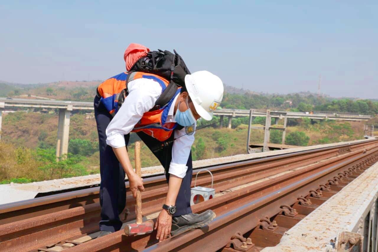 Pengerjaan memeriksa jalur kereta api oleh petugas PT KAI. (Foto: dok Humas PT KAI)
