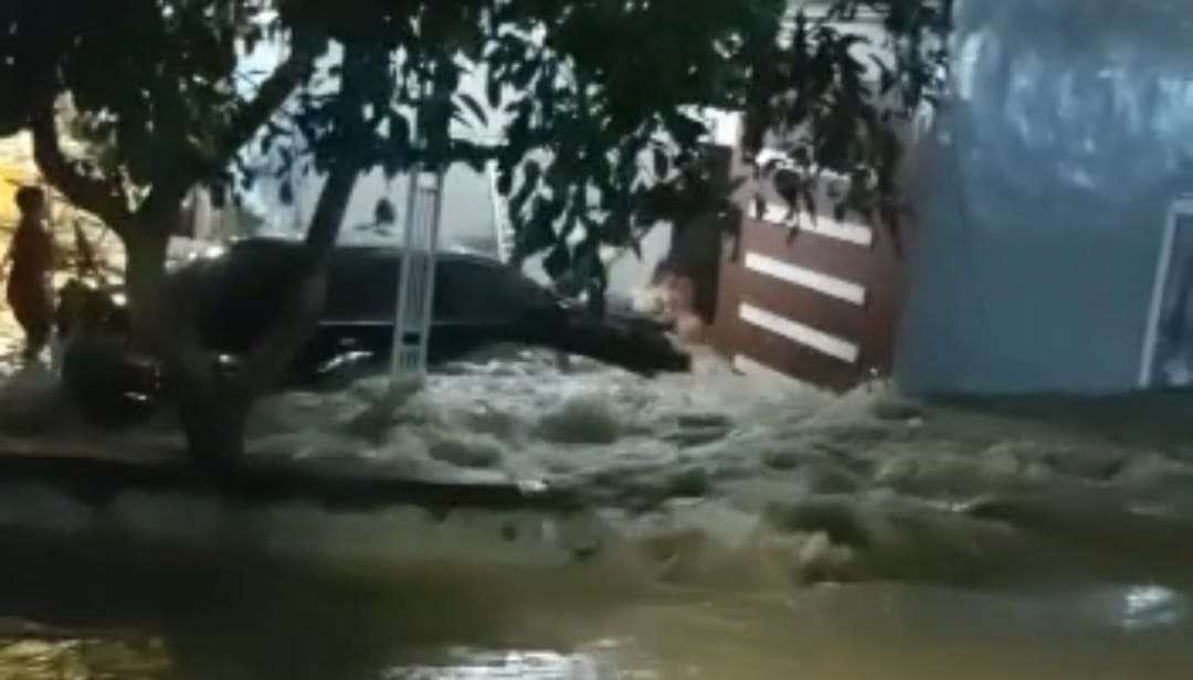 Banjir di Perumahan De Nailla Village, Driyorejo, Gresik, Jawa Timur. (Foto: Istimewa)