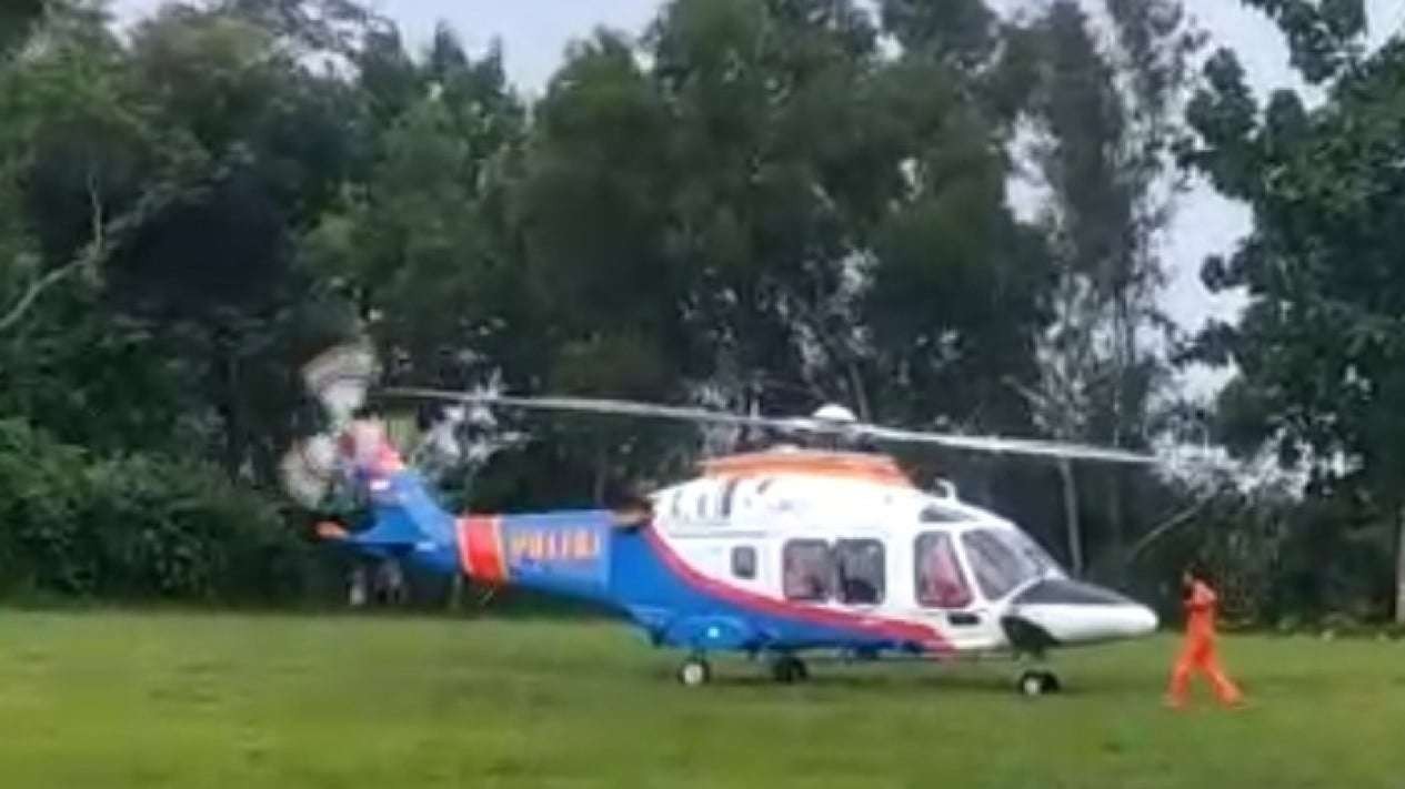 Helikopter Kapolda Jatim mendarat darurat di Lapangan Rejotangan, Tulungagung. (Foto: Ant)