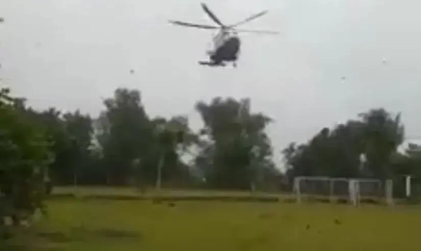 Helikopter yang mengangkut Kapolda Jatim Irjen Pol Toni Harmanto saat akan mendarat darurat di Lapangan Rejotangan, Tulungagung, Rabu 22 Februari 2023. (Foto: Ist)