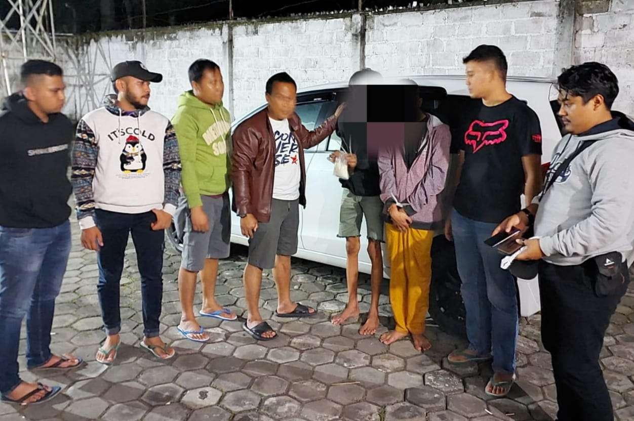 Pelaku pengedar pil koplo, IM, 27 tahun warga Situbondo saat ditangkap anggota Satresnarkoba Polres Bondowoso.(humas polres Bondowoso)