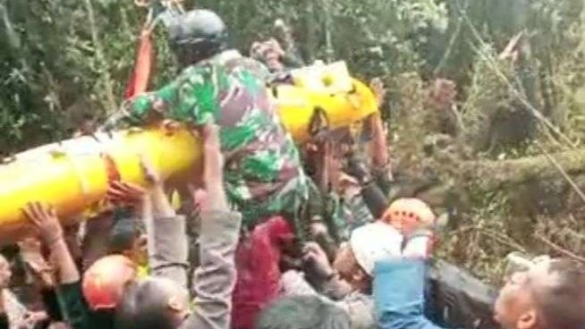 Perjuangan anggota TNI pegang tandu Kapolda Jambi yang berputar-putar terkena baling-baling helikopter Super Puma Angkatan Udara. (Foto: Instagram @ajudanri)