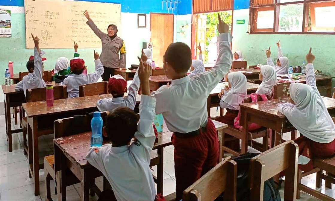 Polwan dari Polsek Banyuwangi berinteraksi dengan murid-murid SD dalam rangka edukasi pada anak-anak terkait kabar penculikan dan kekerasan terhadap anak (Foto: Istimewa)