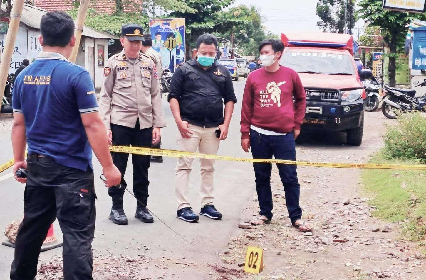 Polisi saat melakukan olah TKP kasus pembacokan di Sumberbaru. (Foto: Dok. Satreskrim Polres Jember)