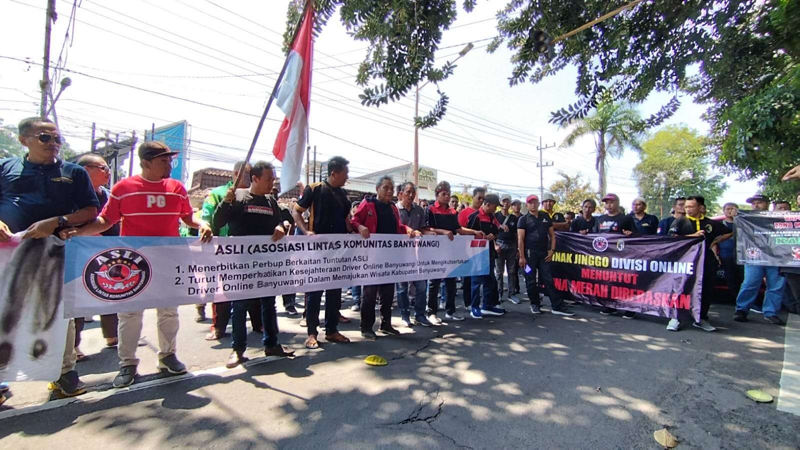 Ratusan driver ojek online (ojol) di Banyuwangi, Jawa Timur, melakukan aksi unjuk rasa penghapusan zona merah  penjemputan. (Foto: Muh Hujaini/Ngopibareng.id)
