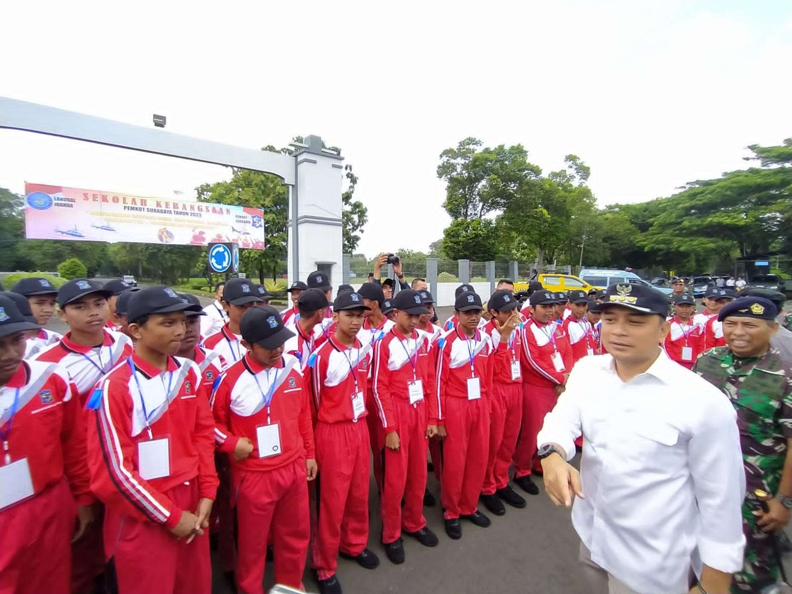 Walikota Surabaya, Eri Cahyadi saat membuka sekolah kebangsaan di Lanudal Juanda. (Foto: Ist)