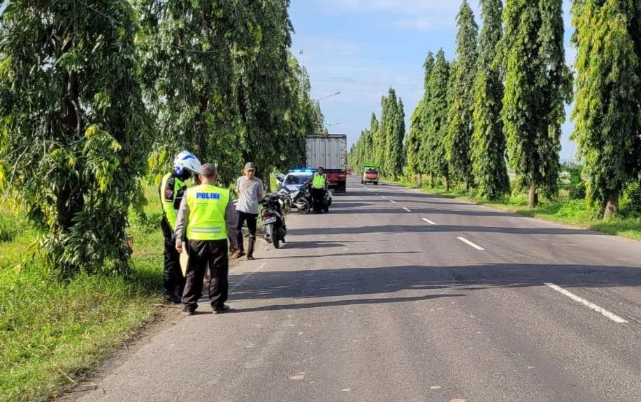 Petugas dari Satlantas Polres Tuban melakukan olah tempat kejadian kecelakaan di Jalan Soekarno-Hatta Tuban. (Foto: Dok Polres Tuban)
