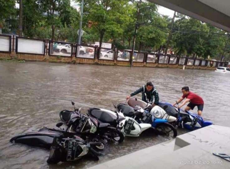 Ilustrasi banjir di Surabaya dua hari yang lalu di daerah Surabaya Barat. (Foto: Ist)