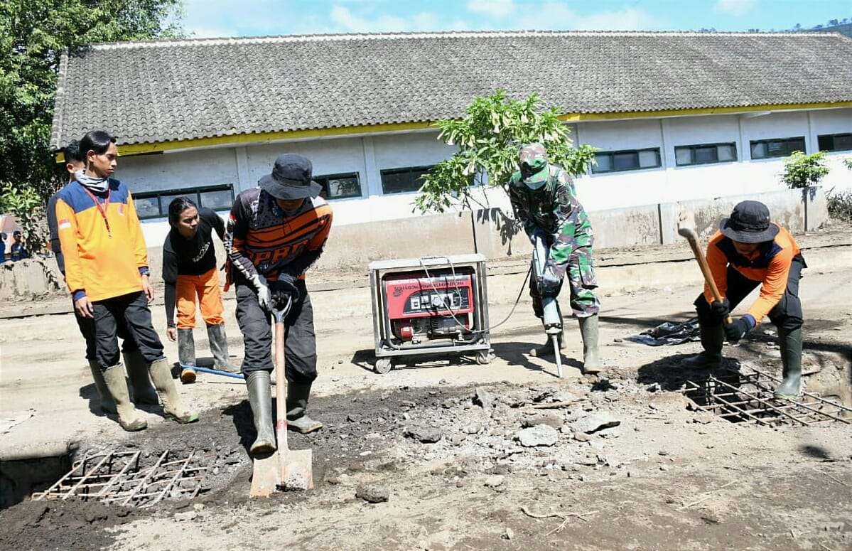 Tanggap darurat banjir bandang Ijen Sempol berakhir, Satgas Bencana Bondowoso dan warga perbaiki fasilitas umum yang rusak. (Foto: Guido Saphan/Ngopibareng.id)