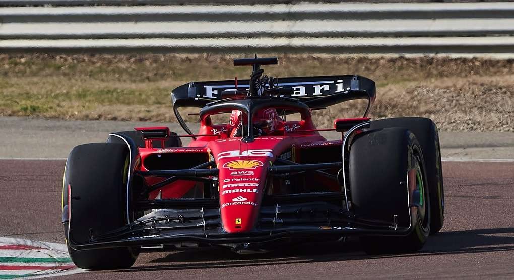 Ferrari mengusung konsep aerodinamis S-Duct terbaru yang sulit ditiru tim rival mereka di F1. (Foto: Twitter/@ScuderiaFerrari)