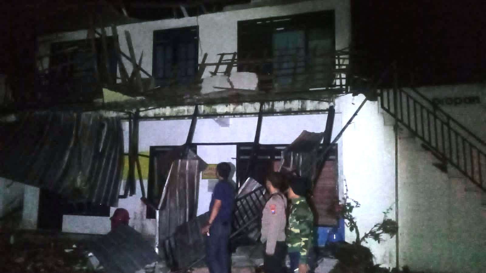 Kondisi bangunan kantor Sekretariat PPK kecamatan Songgon yang runtuh (foto: istimewa)