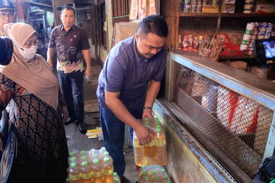Para pedagang di Pasar Baru, Kota Probolinggo mendapat pasokan minyak goreng Minyakita untuk dijual kembali. (Foto: Ikhsan Mahmudi/Ngopibareng.id)