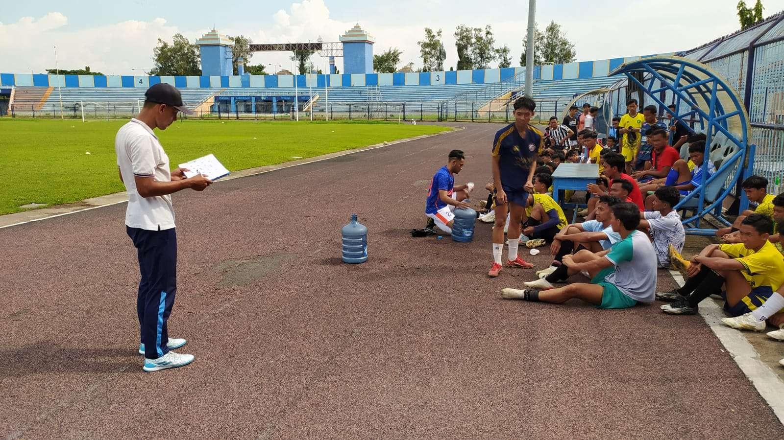 Seleksi pemain tim sepak  bola putra untuk.persiapan Porprov Jawa Timur VIII 2023 di Stadion Surajaya Lamongan (Foto: Imron Rosidi/Ngopibareng.id)