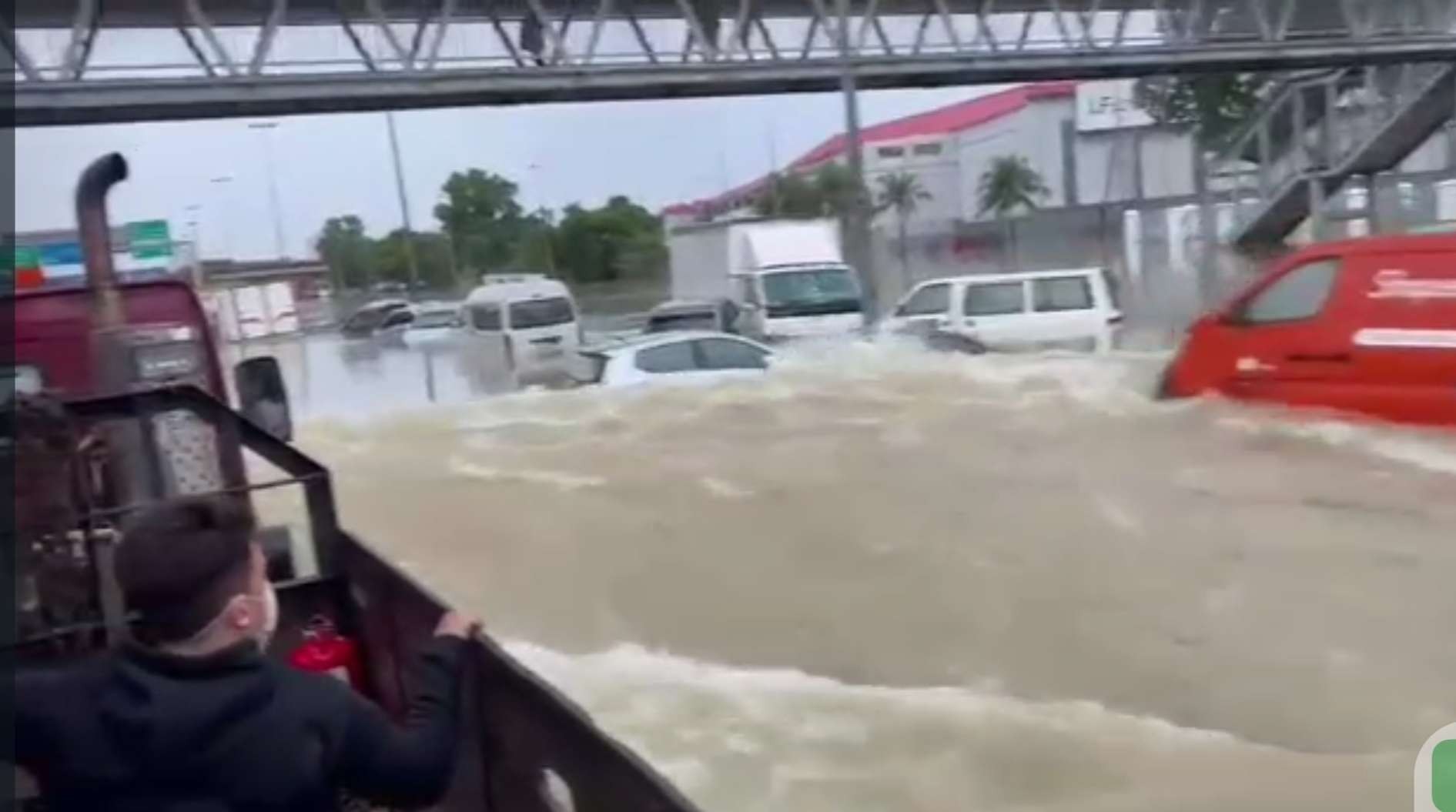 Viral video banjir disebut kawasan pintu tol Driyorejo, Gresik, Jawa Timur. (Foto: Tangkapan layar WhatsApp)