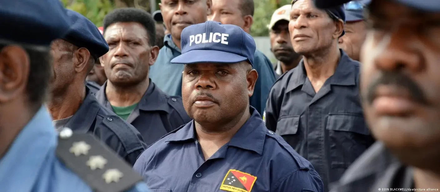 Polisi Kerajaan Papua Nugini (RPNGC) di antara warganya. (Foto: reuters)