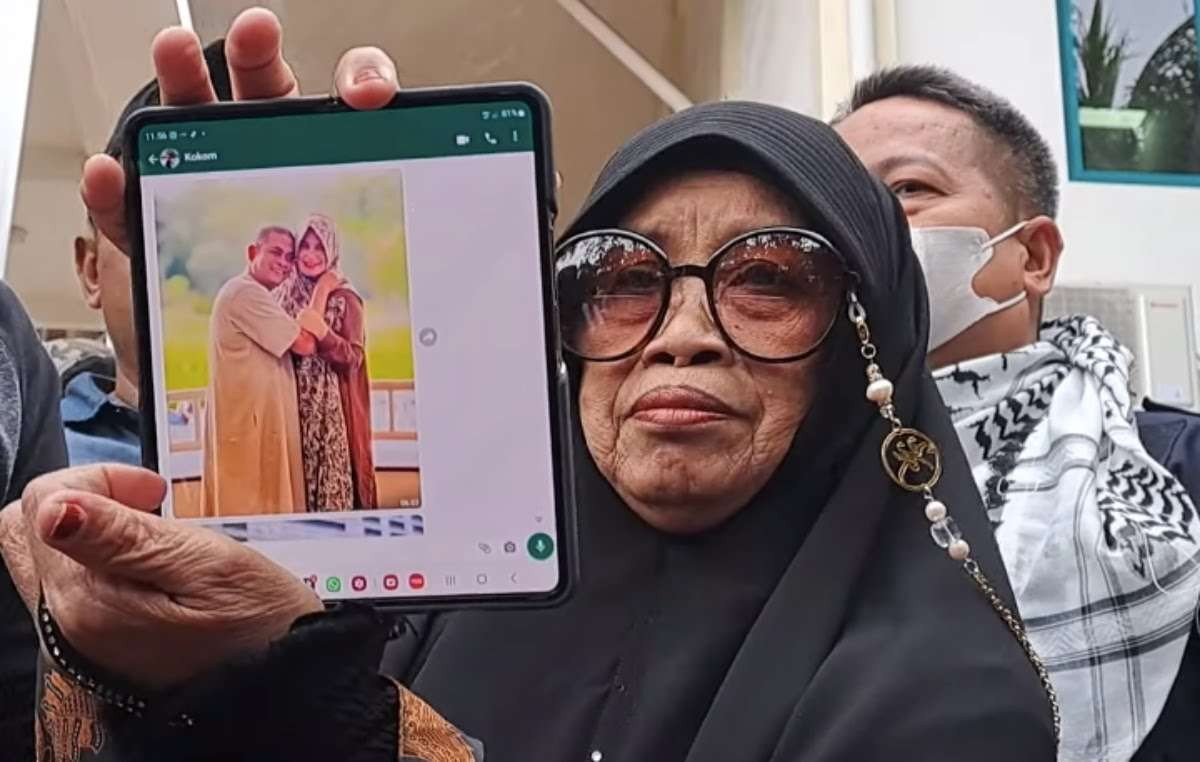 Nurhayati, ibunda almarhum Ustadz Arifin Ilham, memperlihatkan foto mantan mantunya, Umi Yuni Al Waly dengan suami barunya. (Foto: YouTube Cumi Cumi)