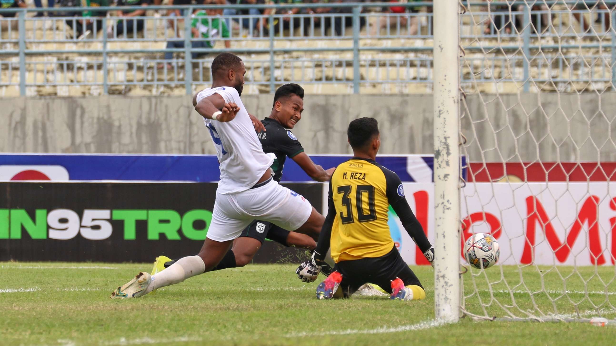 Pemain Persebaya, Januar Eka gagal memanfaatkan peluang menjadi gol saat melawan PSM Makassar di Stadion Gelora Joko Samudro, Gresik, Jumat 25 Februari 2023. (Foto: Fariz Yarbo/Ngopibareng.id)
