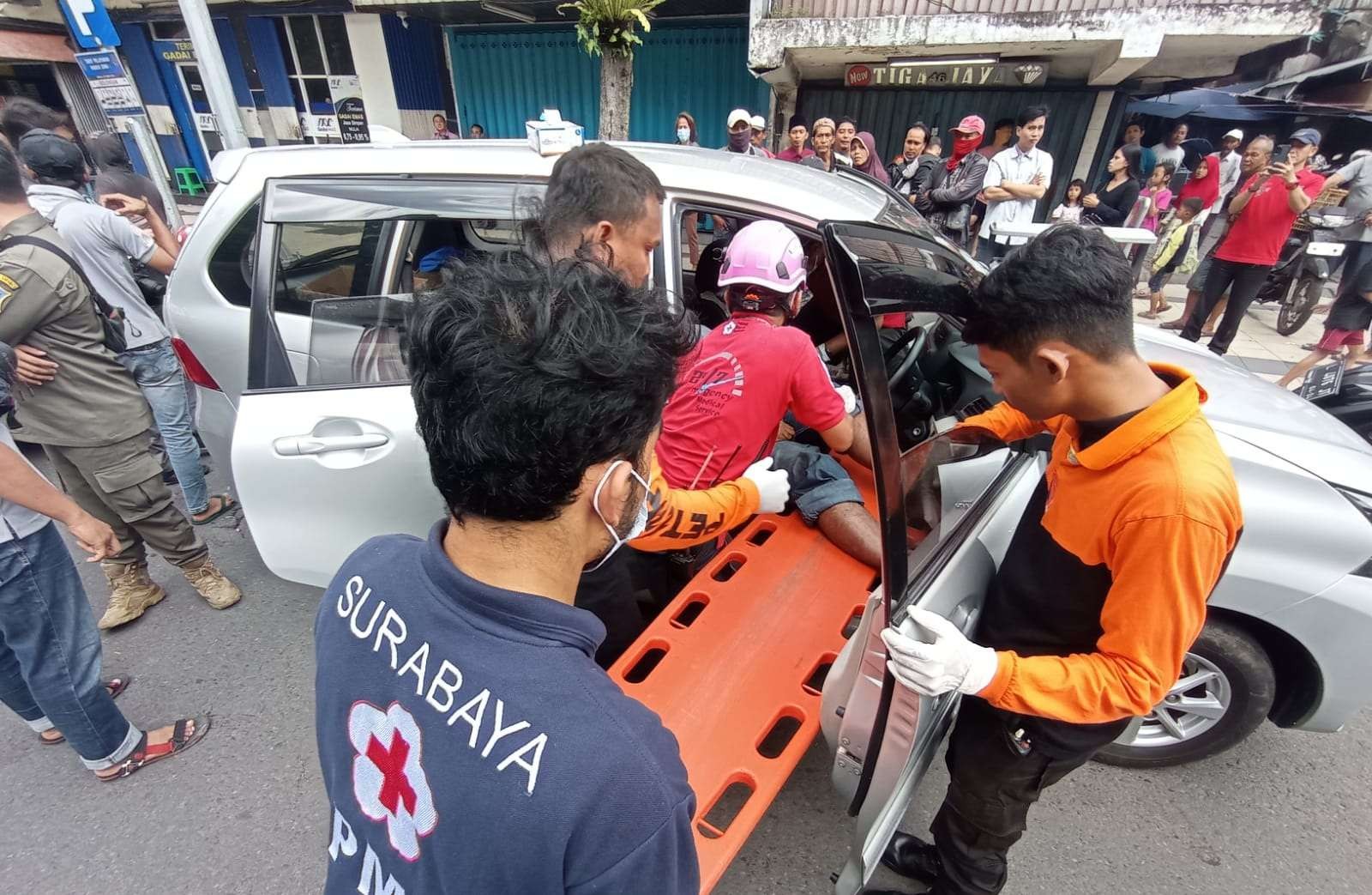 Proses evakuasi korban meninggal mendadak di dalam mobil. (Foto: Dokumentasi BPBD)