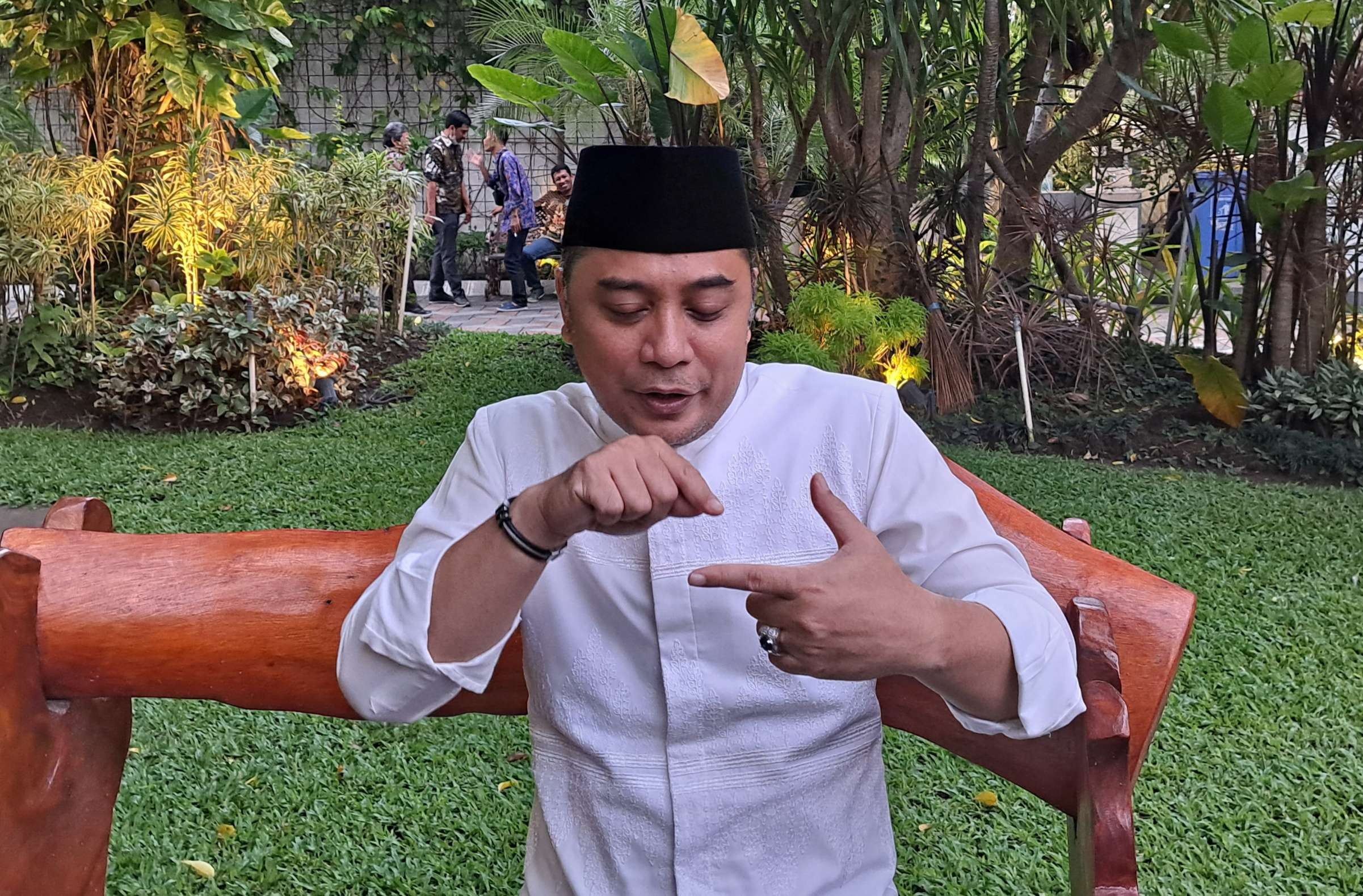 Walikota Surabaya, Eri Cahyadi saat ditemui di kediaman menjelaskan soal feeder. (Foto: Pita Sari/Ngopibareng.id)
