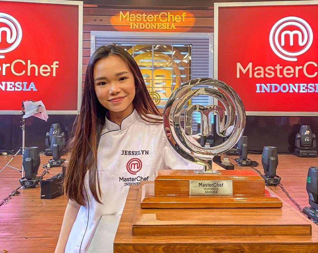 Jesselyn Lauwreen juara MasterChef Indonesia season 8 balik ke galeri untuk memasak bersama chef Juna. (Foto: Instagram @jesselyn.mci8)