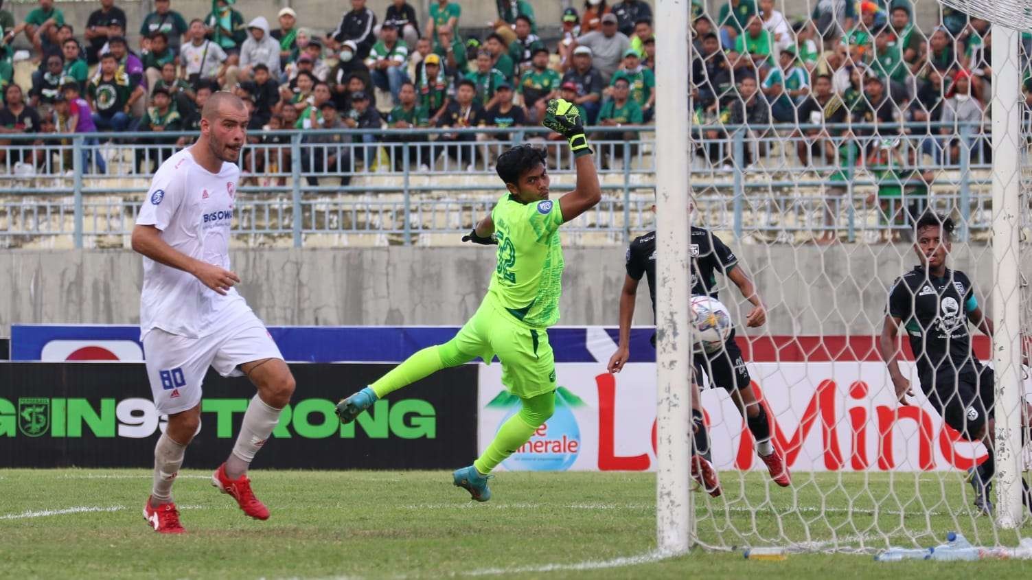 Gol bunuh diri. Kiper Persebaya, Andhika Ramadhan tak mampu menahan bola liar rekannya Alwi Slamat yang masuk ke gawang sendiri. (Foto: Fariz Yarbo/Ngopibareng.id)