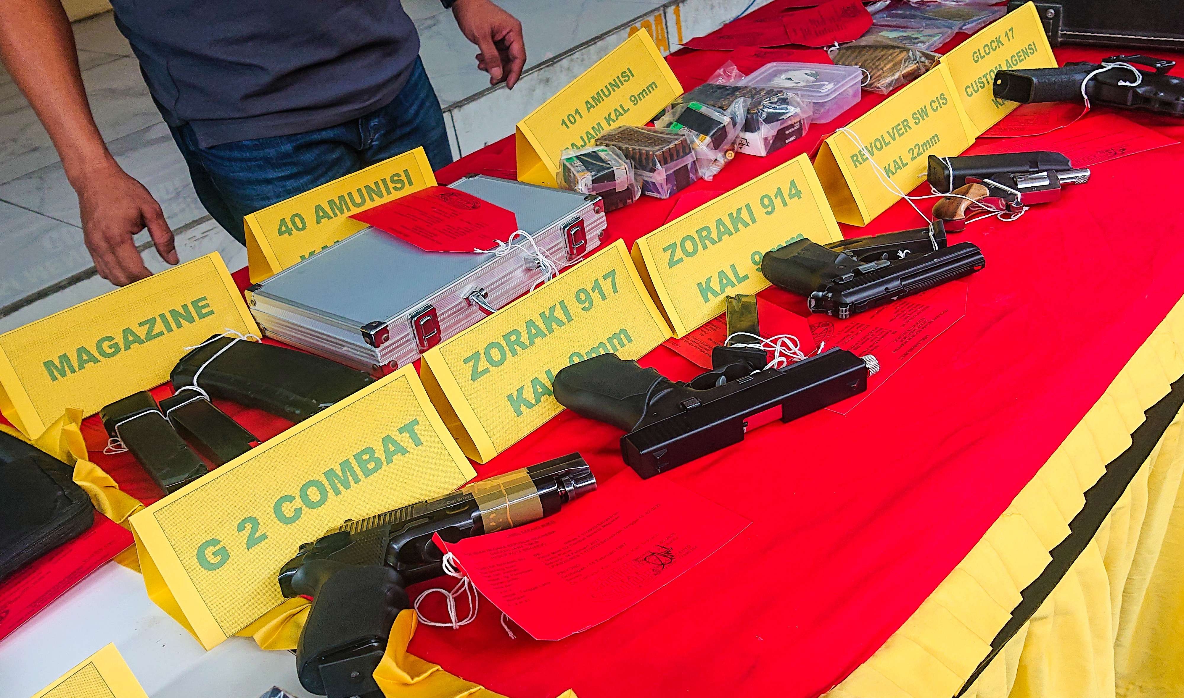 Barang bukti senjata api ilegal milik tersangka TS (foto : Aini/Ngopibareng.id)