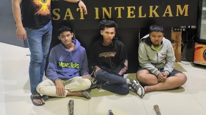 Tiga anggota gangster diamankan di Jalan Jagir Surabaya. (Foto: Dokumentasi Polrestabes Surabaya)