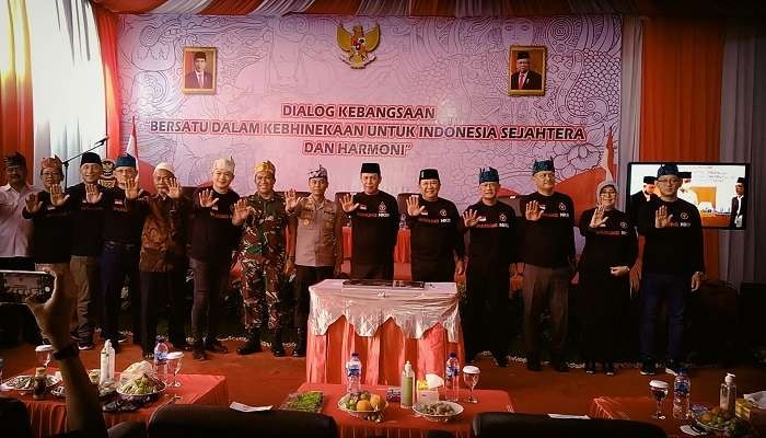 Bupati Jember Hendy Siswanto bersama Kepala BNPT dan beberapa pejabat lain peresmian warung NKRI Karimata. (Foto: Rusdi/Ngopibareng.id)