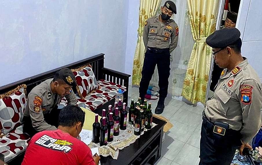 Puluhan botol miras diamankan Satsamapta Polres Situbondo dari razia warung kelontong di Desa Kilensari, Kecamatan Panarukan.(Foto: Guido/Ngopibareng.id)
