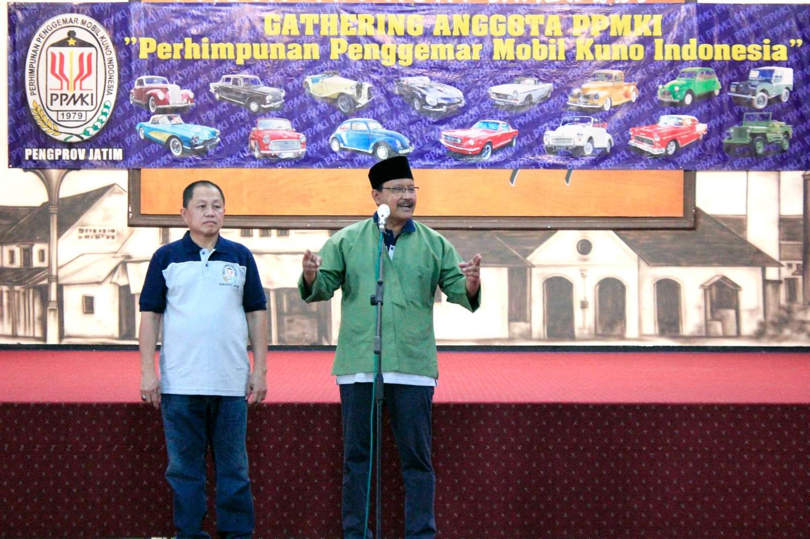 Walikota Pasuruan Saifullah Yusuf menyambut kedatangan gatering Perhimpunan Penggemar Mobil Kuni Jawa Timur. (Foto: Dok Kota Pasuruan)