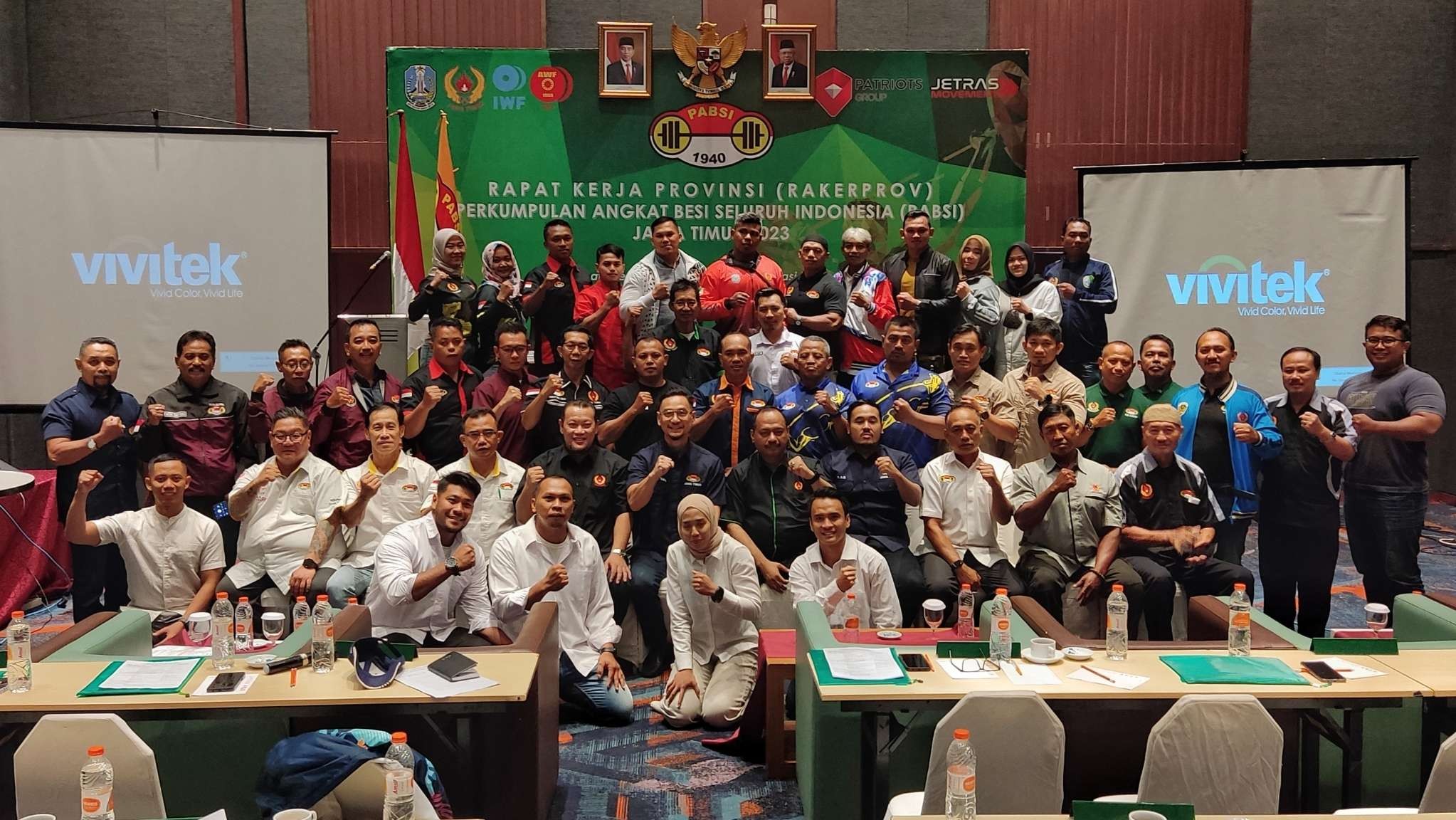 Ketua KONI Jatim M Nabil bersama jajaran pengurus PABSI Jatim dan Pengcab PABSI se-Jatim. (Foto: Fariz Yarbo/Ngopibareng.id)