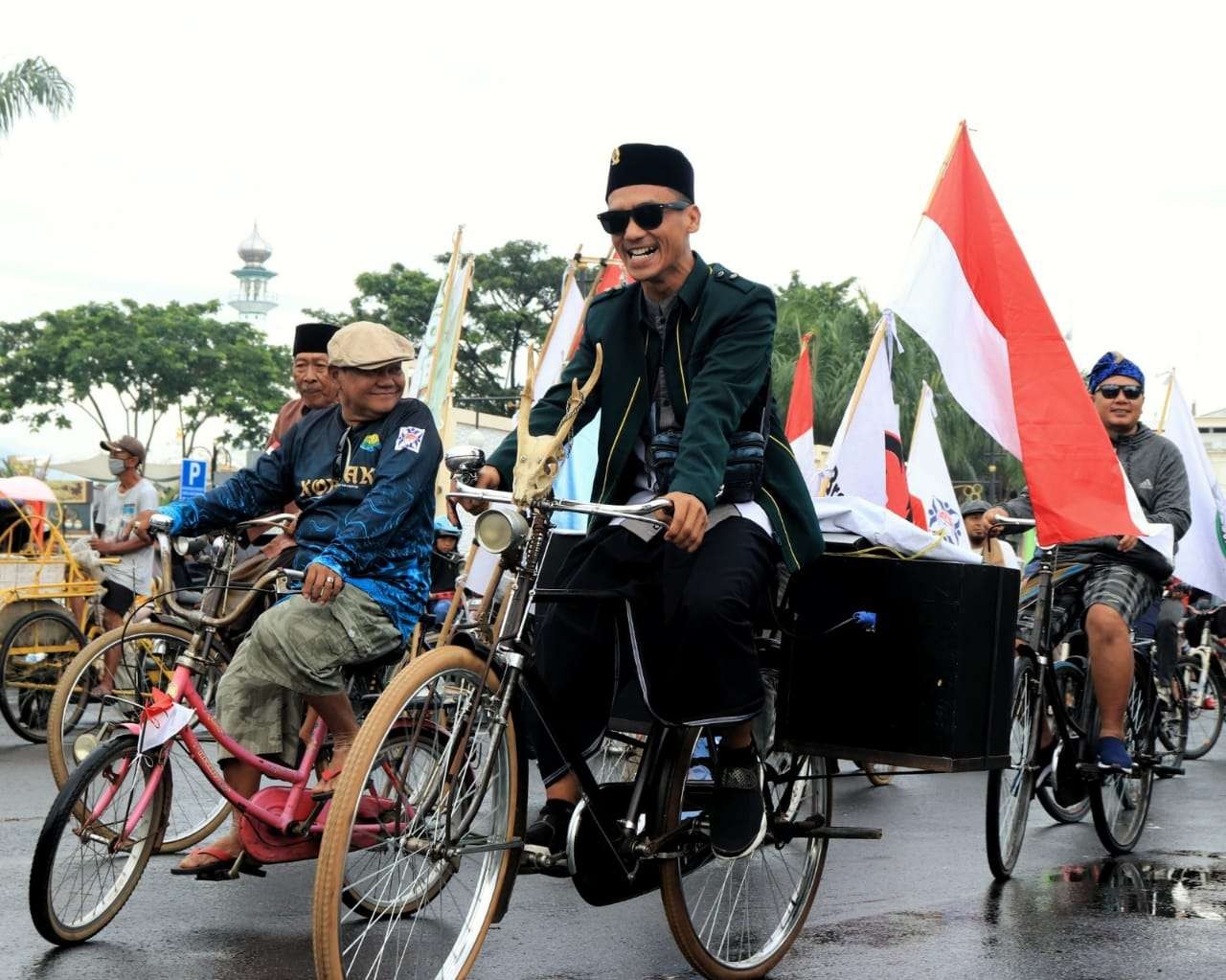 Ratusan Onthelist memadati Alon-Alon Kota Pasuruan, Minggu, 26 Februari 2023. Berbagai model sepeda tua unik berjajar menunggu untuk diberangkatkan. (Foto: Dok Kota Pasuruan)