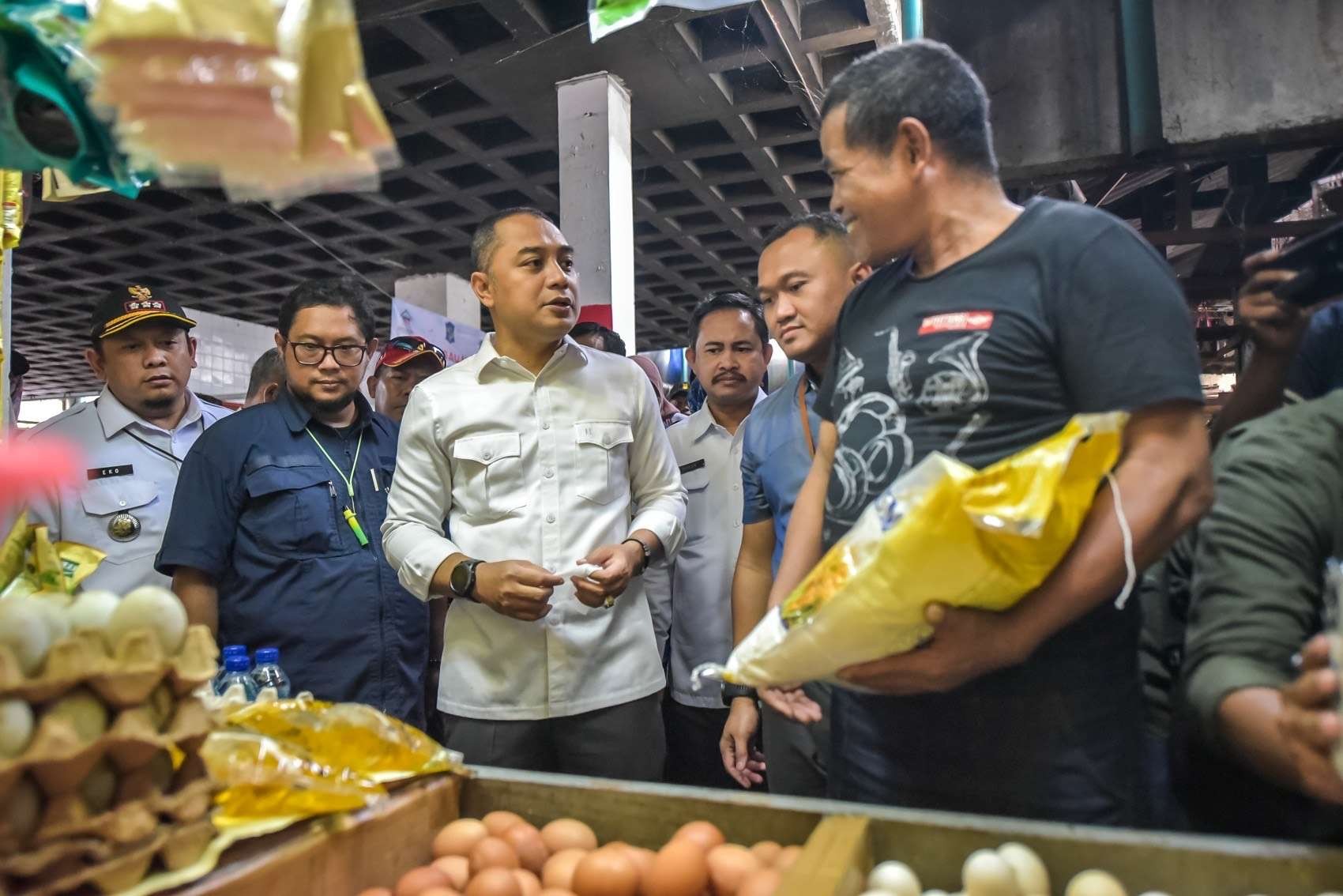 Walikota Surabaya, Eri Cahyadi saat melakukan sidak ke pasar. (Foto: Ist)