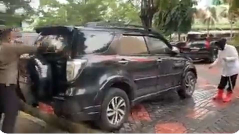 Menteri Sosial (Mensos) Tri Rismaharini mencuci mobil dinas. (Foto: Twitter)