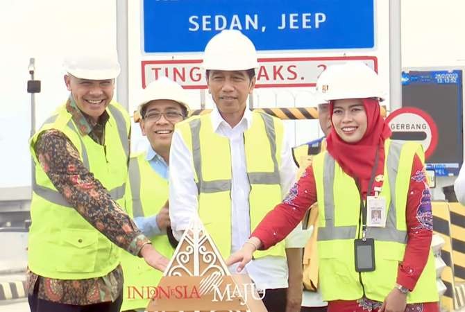 Presiden Jokowi meresmikan Jalan Tol Semarang-Demak Seksi 2 ruas Sayung-Demak di Semarang, Jawa Tengah. (Foto: Kemen PUPR)